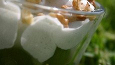 Verrine d'espuma de roquefort, raisin blanc et noix