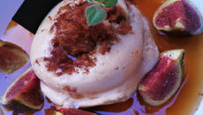 Crémeux de semoule aux figues rôties, glace en infusion de pain d'épices