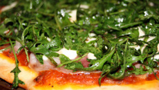 Pizza pancetta,mozzarela et roquette