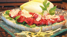 Tartine de carpaccio de Bœuf, mousse de roquette, huile d'olive et parmesan