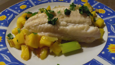 Lotte à la mangue sur son lit de poireaux