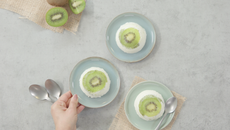 Dôme de panna cotta au Kiwi de l'Adour IGP et au lait de coco