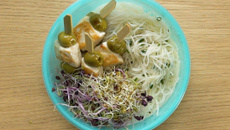 Vermicelles de riz et petites brochettes de poulet grillé