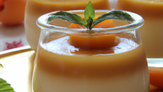 Panna cotta à la crème de caramel sur sa compotée d'abricots