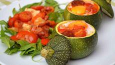 Courgettes rondes farcies aux œufs, tomates, poivrons et chorizo