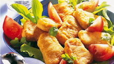 Nuggets de poulet, salade de mâche et tomates