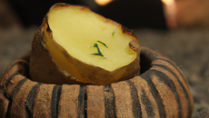 Pomme de terre cuite au feu de bois