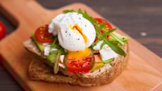 Tartines avocat, roquette, tomate et œuf mollet