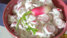 Salade de radis roses aux herbes fraîches