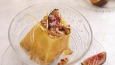 Figues caramélisées aux noix et tuiles de vieux cantal