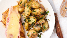 Dinde façon cordon bleu, rattes vapeur persillées