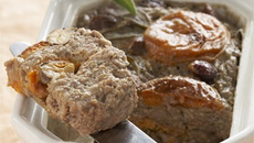 Pâté d'agneau aux abricots, noisettes, sauge et épices.