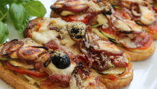 Bruschetta aux légumes confits, speck et Parmigiano Reggiano Giovanni Ferrari