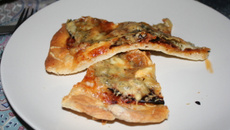 Pizza sauce piquante à l'aubergine et bûche de chèvre