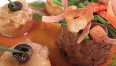 Epaule d'agneau confit au jus, appétit d'été, pommes fondantes aux oignons cuits doucement