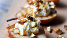Poires grillées, crème de roquefort, miel, noix et noisettes