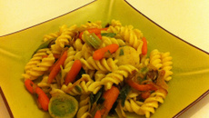 Fusilli, carottes croquantes et poireaux aux cinq parfums.