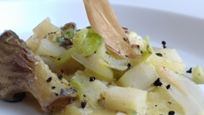 Pressée de poireaux et pleurottes, vinaigrette de jus de truffes