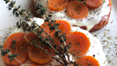 Tatin de carottes au thym avec crème fraîche