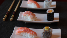 Ura-maki saumon, mangue et coriandre