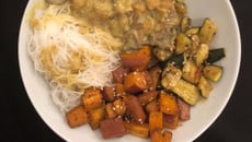 Sauce vegan aux champignons accompagnée de légumes rôtis