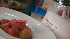 Soupe de fraises et rhubarbe à la rose