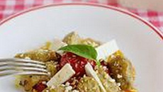 Gnocchi d'aubergines, tomates frites et ricotta salée