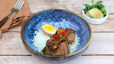 Porc au caramel (thịt kho)