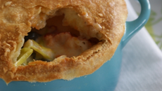 Cocotte lutée de homard aux petits légumes et aux trompettes de la mort