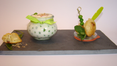 Verrine d'œuf aux petits pois et menthe, mini-madeleine au chèvre, raisin et graines de sésame