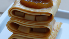 Mille feuilles de crêpes en terrine, compote de pommes à la crème de marron, raisin marinés au rhum et caramel au beurre salé