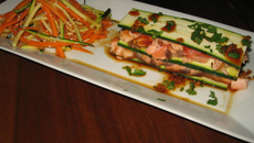 Mille feuille de saumon à la courgette et sa salade croquante