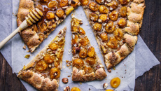 Tarte rustique aux mirabelles, noisettes et miel