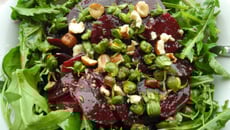 Salade de betteraves et de jeunes feuilles aux boutons de fleurs de pissenlits