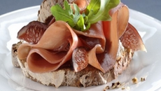Tartines de jambon cru aux figues