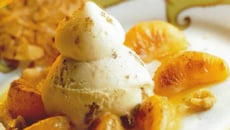 Glace aux noix et clémentines poêlées