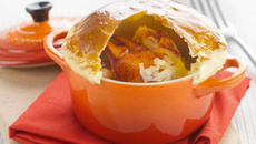 Cassolette de homard et poireaux au Comté présentée en croûte