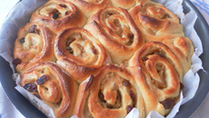 Brioche roulée à la pomme, raisins et miel