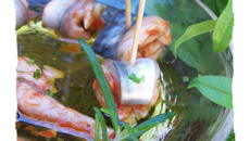 Lisettes marinées au vinaigre et pulpe de tomate, poivron et piment d'Espellette