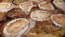 Pizza aux aubergines marinées grillées et au chèvre