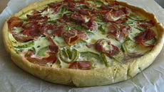 Tarte à la courgette et au jambon cru, pâte à l'huile d'olive et aux graines de pavot