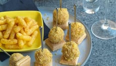 Canapés de gaufrettes au foie gras et soufflés à la cacahuète