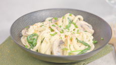 Linguines aux champignons, crème d'amandes et épinards