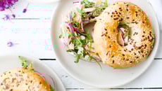 Bagel cream cheese, oignon rouge, salade roquette et thon