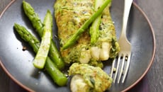 Omelette au cresson, asperges vertes et Chavignol