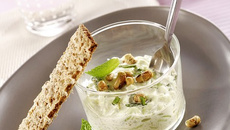 Crème de concombre à la menthe aux grains de soja et tartine 3 céréales