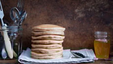 Pancakes aux farines de sarrasin, pois chiches et noix de coco