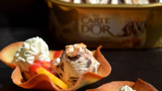 Corolle façon pêche Melba et glace Carte d'Or® façon glacier saveurs Amande et vanille