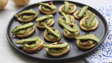 Toasts apéro de pommes de terre primeurs, pesto d’asperges et pancetta croustillante