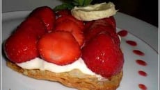 Fine croûte aux fraises et crème légère au chocolat blanc
